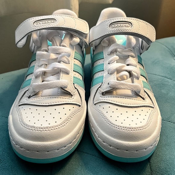 NEW Adidas Low Court women’s  size 6, with aqua stripes basketball shoe - Picture 5 of 11
